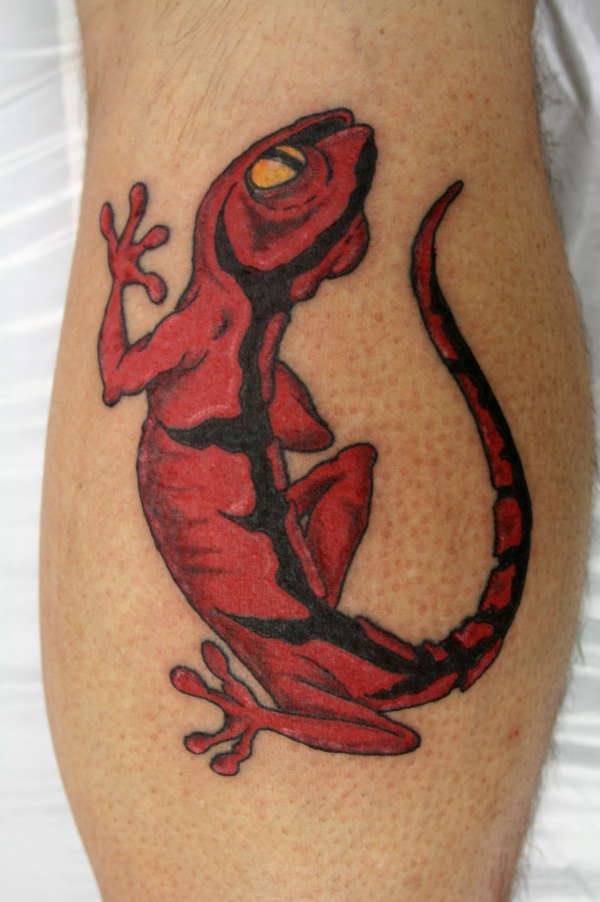 红色和黑色蜥蜴纹身图案