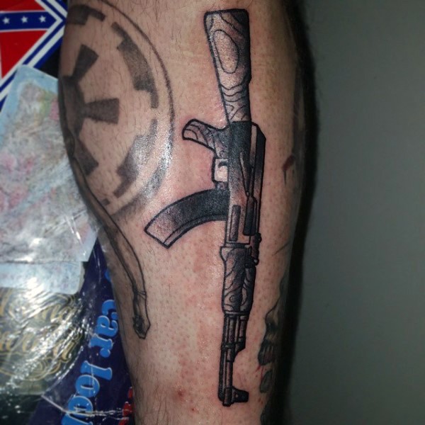 小腿插画风格黑色AK步枪纹身图案