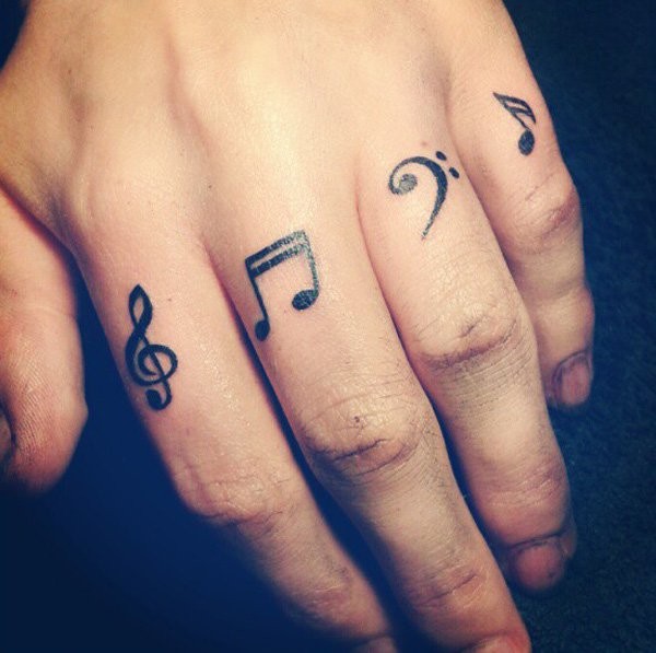 手指上的黑色音乐符号纹身图案