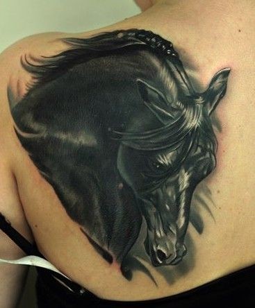 肩部逼真黑色马肖像纹身图案