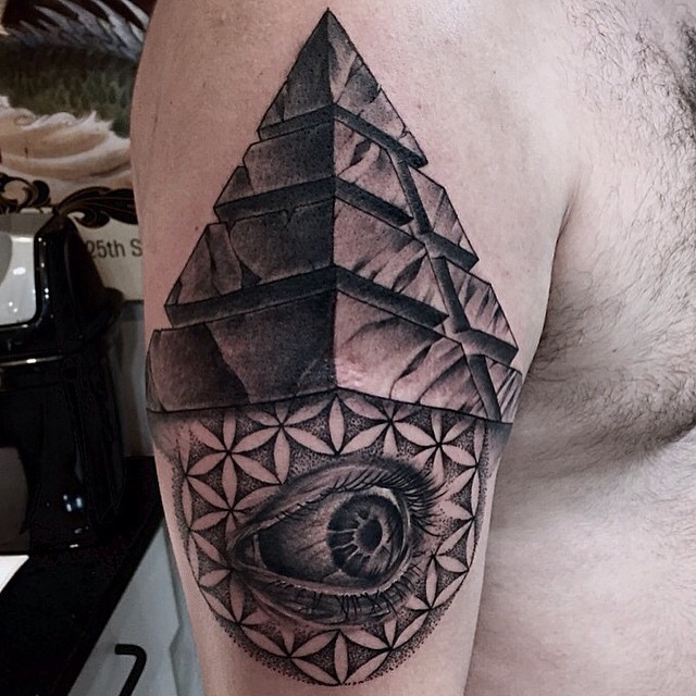 大臂黑白部落金字塔结合神秘的眼睛纹身图案