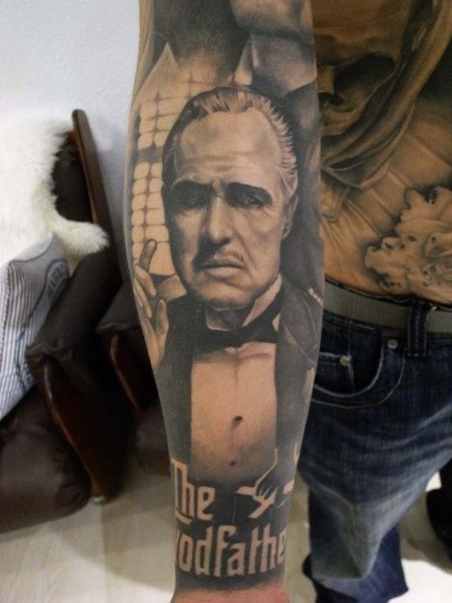 大臂令人印象深刻的黑白男性肖像与字母纹身图案