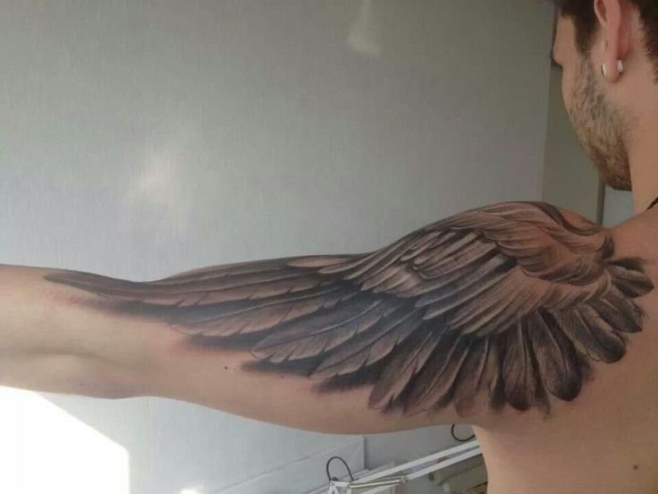 男性大臂黑色的翅膀纹身图案