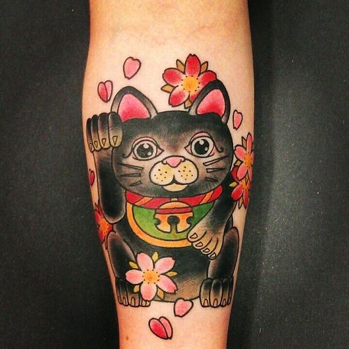 小臂小招财猫和五彩的花朵纹身图案