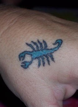 手部蓝色的蝎子纹身图案
