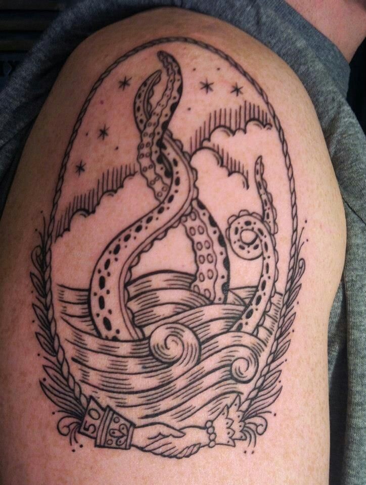 大臂黑色线条海浪章鱼纹身图案