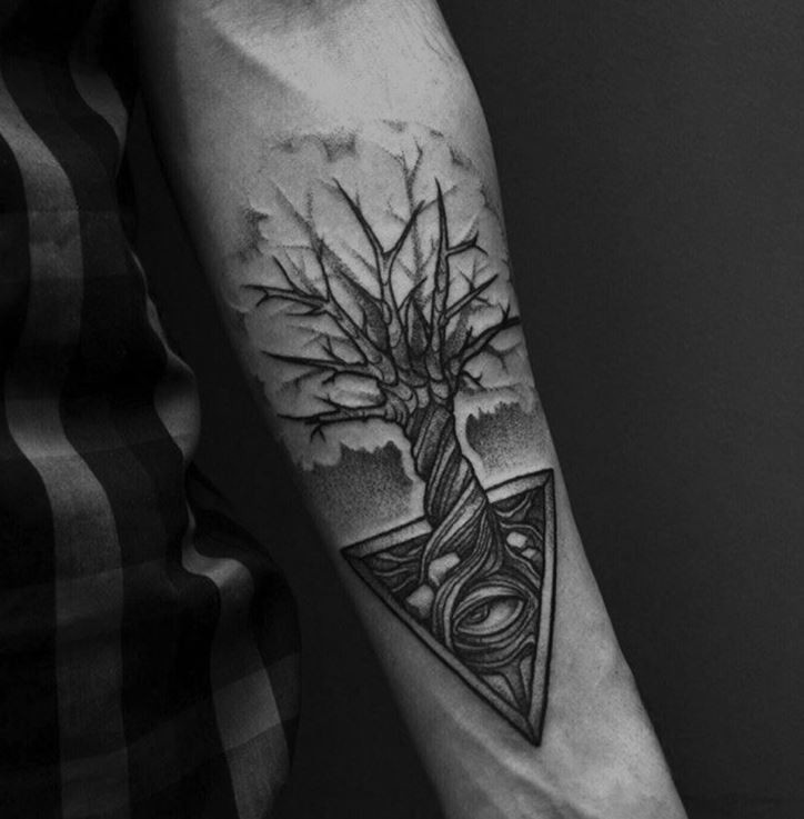 手臂黑色孤独的树结合神秘眼睛纹身图案