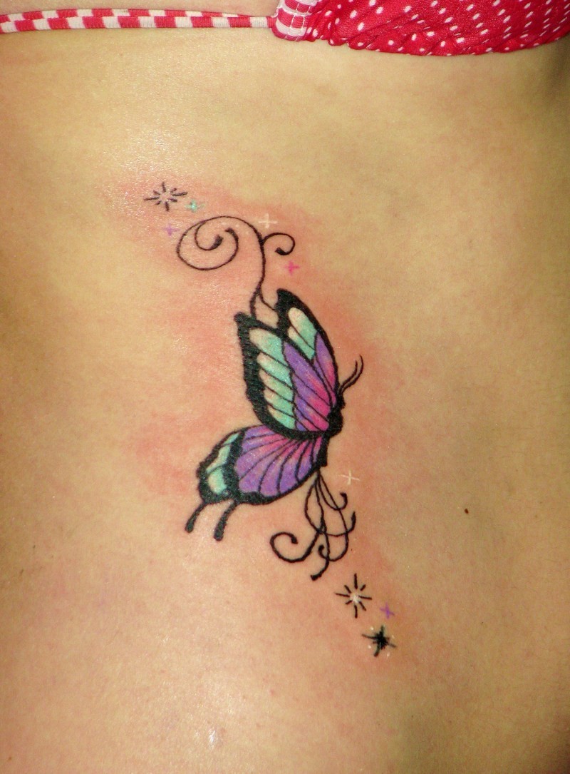 侧肋小蝴蝶和星星纹身图案