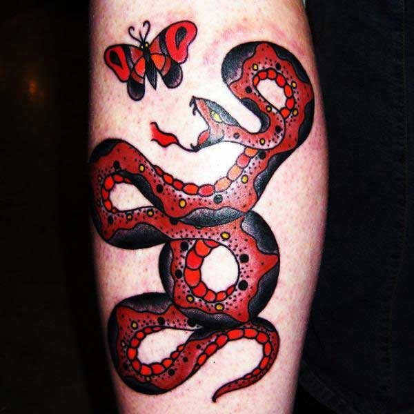 红色和黑色蛇与蝴蝶纹身图案