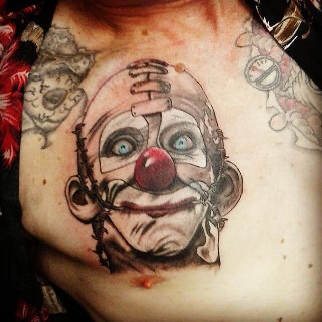 胸部令人毛骨悚然的小丑纹身图案