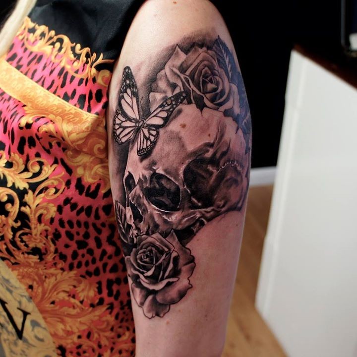 胳膊好看的黑色骷髅与蝴蝶花卉纹身图案