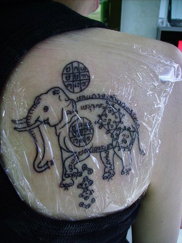 背部泰国佛教大象纹身图案