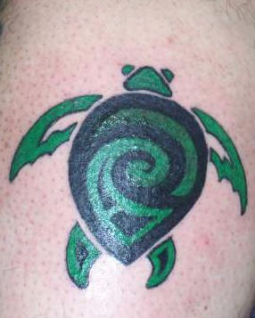 绿色和黑色的部落乌龟纹身图案
