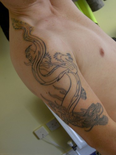 手臂不完整的中国龙纹身图案