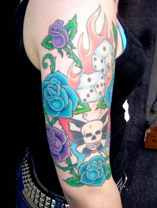手臂蓝色和紫色的玫瑰与骷髅和骰子纹身图案