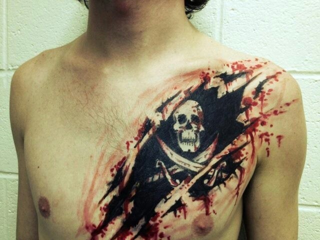 胸部水彩皮肤撕裂海盗骷髅纹身图案