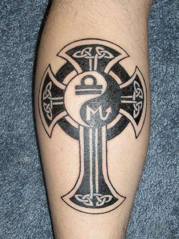 阴阳八卦和部落图腾与十字架纹身图案
