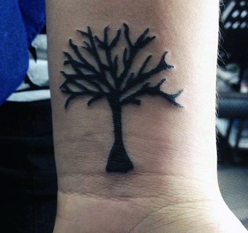 手腕微小的黑色树纹身图案
