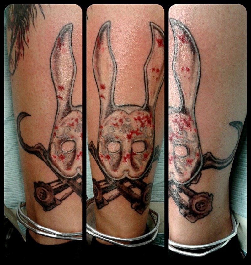 小腿彩色搞笑的兔子面具与拐杖纹身图案
