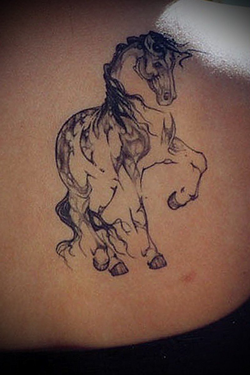 可爱的黑色马简约纹身图案