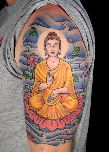 大臂莲花上冥想的佛像纹身图案