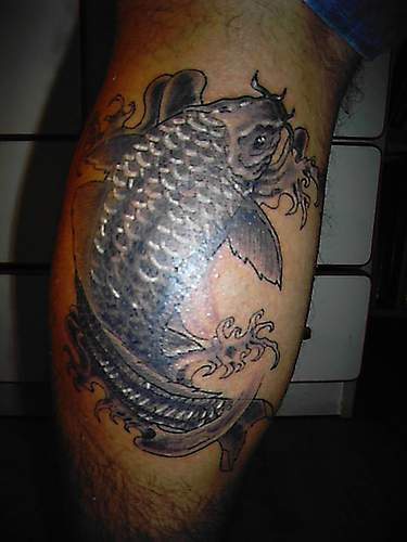 黑色和白色的锦鲤鱼纹身图案