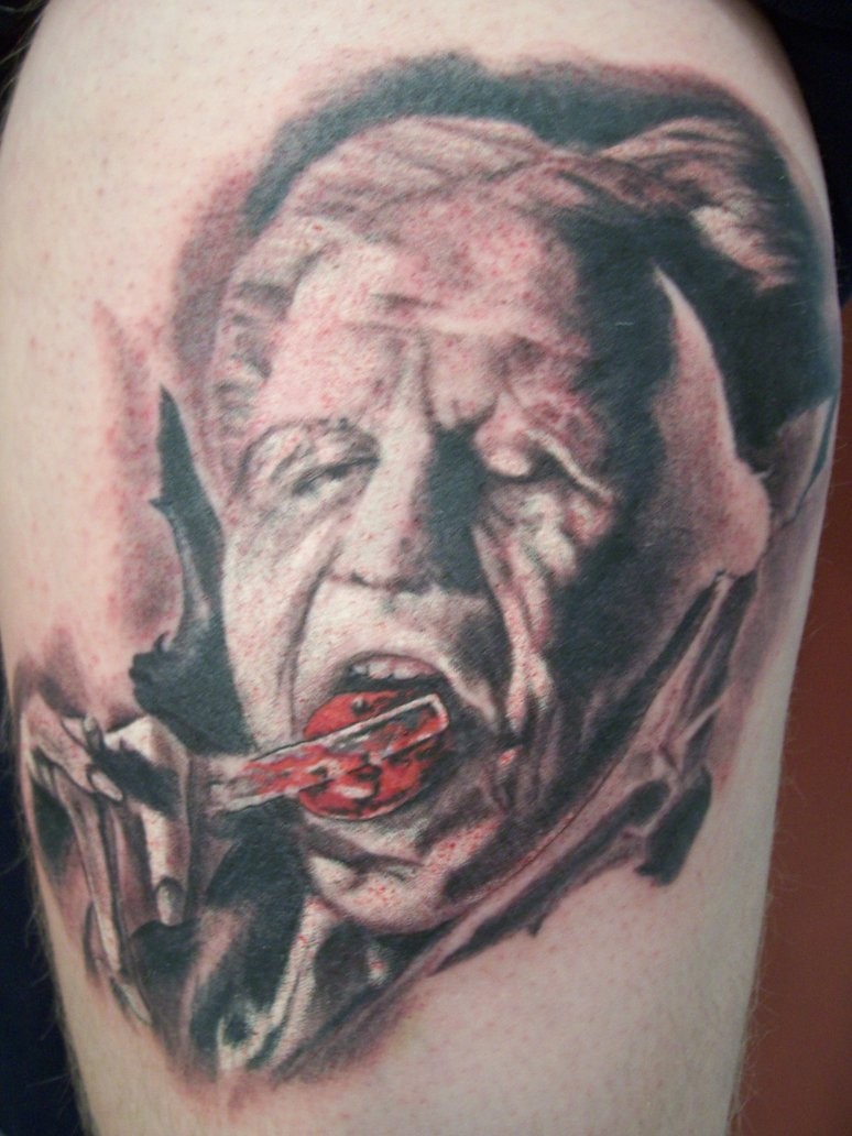 可怕的黑灰怪物肖像割舌头纹身图案