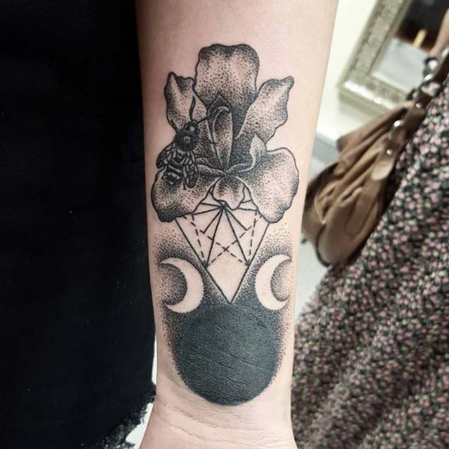 小臂奇怪的结合黑色花朵蜜蜂和月亮纹身图案