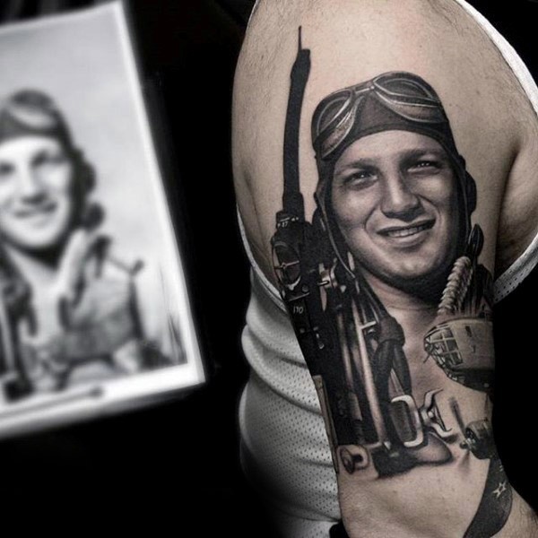 写实风格黑白二战飞行员肖像与飞机纹身图案