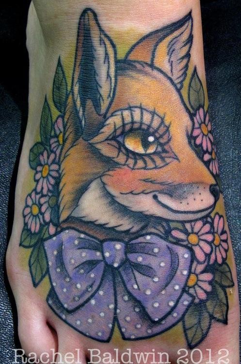脚背可爱的彩色卡通狐狸与鲜花纹身图案