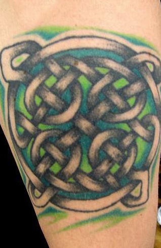 绿光的凯尔特结纹身图案