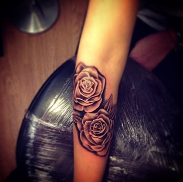 小臂黑白写实风格玫瑰花纹身图案