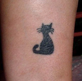 小黑猫个性纹身图案