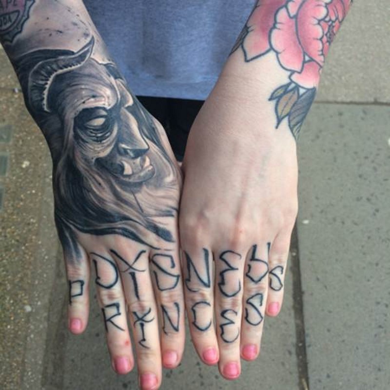 手背独特的黑白幻想怪物结合字符纹身图案