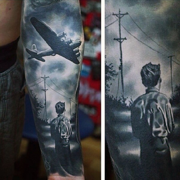 手臂黑白二战专用战机与男孩背影纹身图案