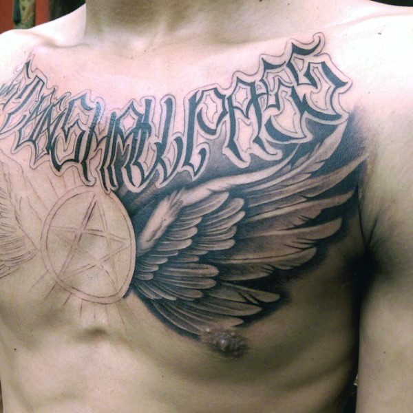 胸部神秘字母和翅膀纹身图案