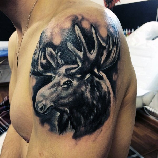 大臂写实风格的黑白大麋鹿纹身图案