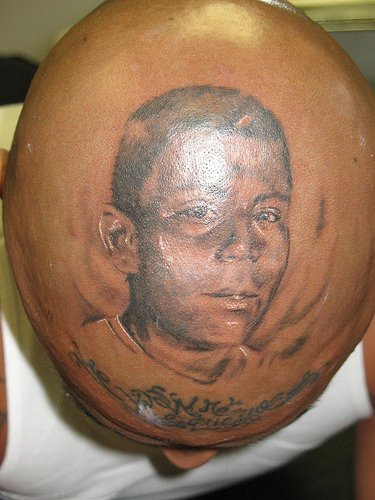 头部漂亮的黑白男孩肖像纹身图案