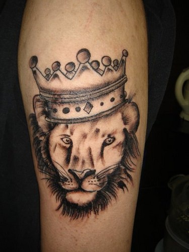 皇冠和狮子头像黑色纹身图案