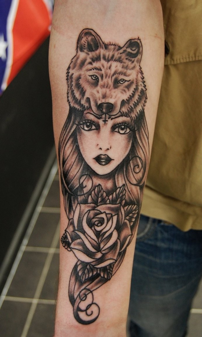 手臂黑灰风格女性与玫瑰和狼头盔纹身图案