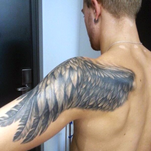 肩部简单设计的黑白翅膀纹身图案