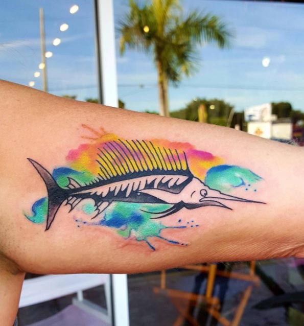 大臂有趣的卡通剑鱼彩色水墨纹身图案