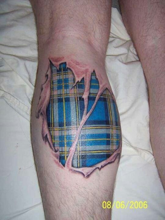 小腿写实蓝色苏格兰花纹撕皮纹身图案
