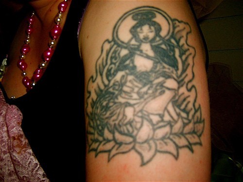 坐在莲花上的女性中国风纹身图案
