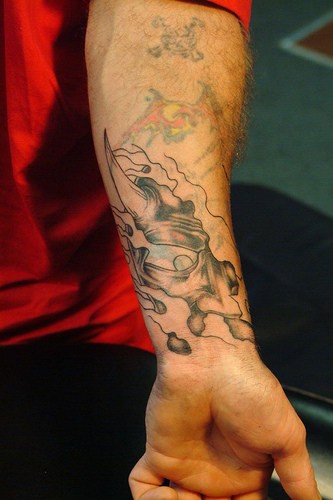 手臂黑色动物的爪子纹身图案