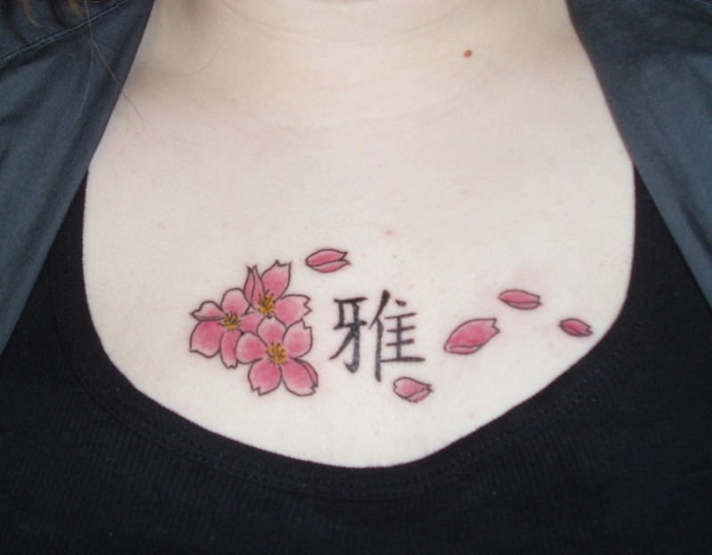 胸部汉字与樱花纹身图案