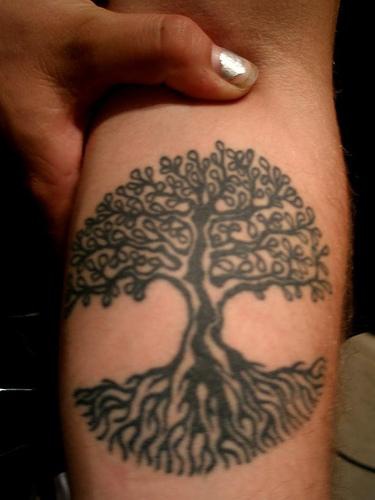 黑色线条大树的树叶和根纹身图案