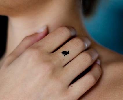 女孩手指可爱的小黑兔纹身图案