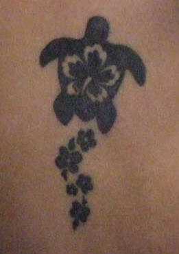 黑色乌龟与芙蓉花纹身图案