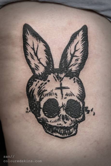 怪异黑色骷髅与兔子耳朵纹身图案